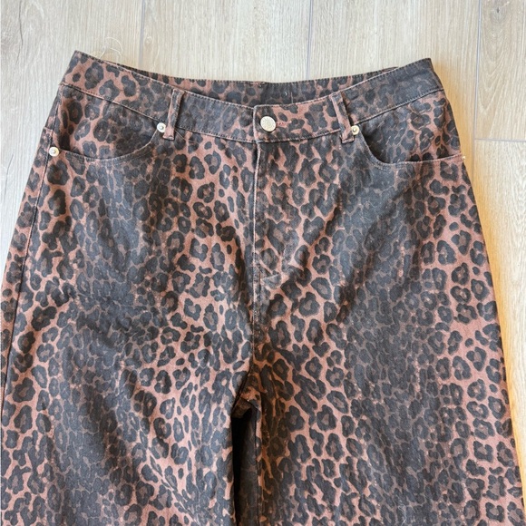 Anthro Entro Leopard Print
Wide Leg Jeans Size L NWT
Eyelet Hem Statement Denim - Picture 10 of 13